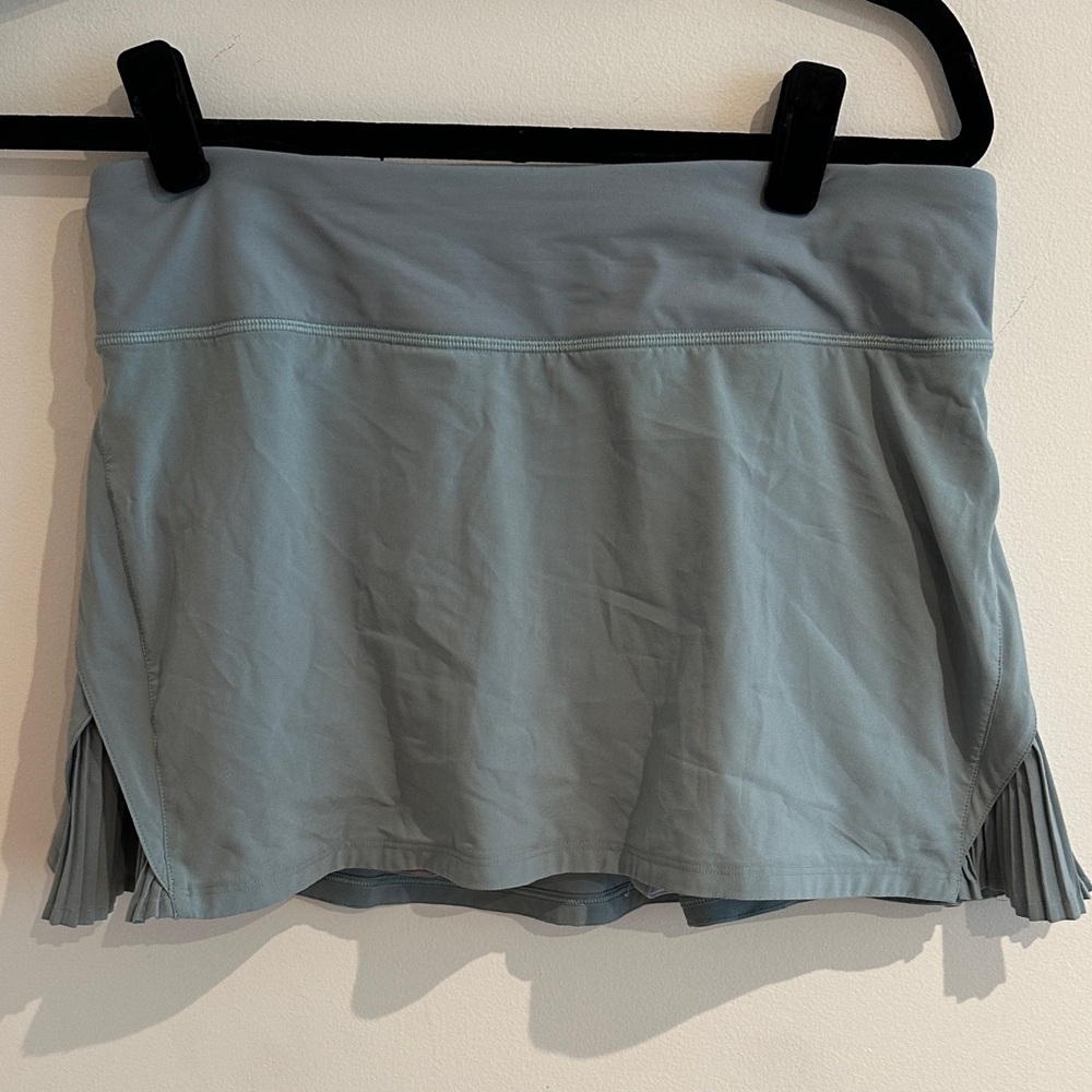 Play off the Pleats Mid-Rise Skirt
Color: blue Cast
Size6